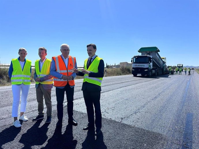 El consejero de Fomento e Infraestructuras, Jorge García Montoro, durante la visita a las obras que se llevan a cabo en la variante de Torre Pacheco