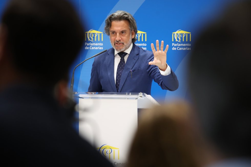El vicepresidente segundo del Parlamento de Canarias y ex presidente del mismo, Gustavo Matos, comparece en el Parlamento de Canarias, a 20 de mayo de 2025, en Santa Cruz de Tenerife, Tenerife, Canarias (España).