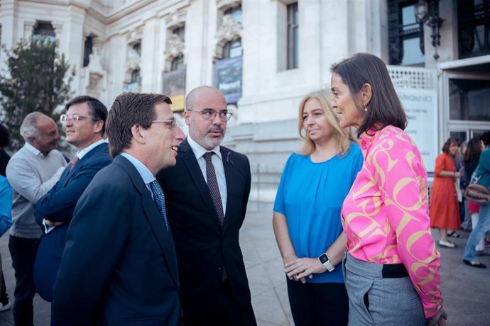 Archivo - El alcalde de Madrid, José Luis Martínez-Almeida (1i), el delegado del Gobierno en la Comunidad de Madrid, Francisco Martín (2i), la portavoz del Grupo Municipal Socialista en el Ayuntamiento de Madrid, Reyes Maroto (1d) 