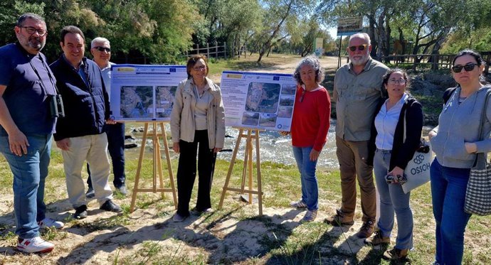 La comisionada del Ciclo del Agua y la Restauración de Ecosistemas del Ministerio para la Transición Ecológica y el Reto Demográfico (Miteco), Francisca Baraza, en su visita a los trabajos en el Arroyo El Partido, dentro del Marco de Actuaciones de Doñana