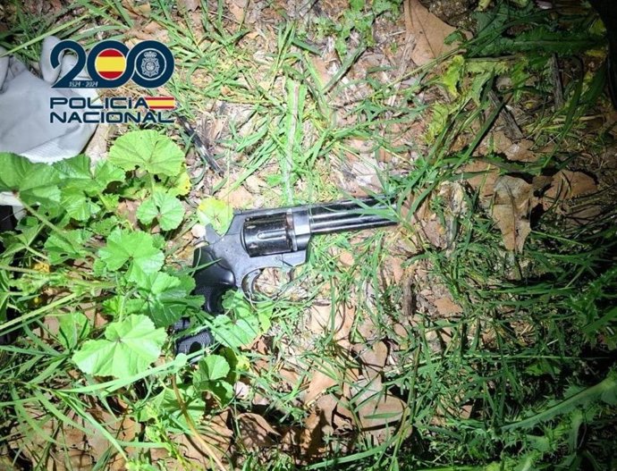 Imagen de un arma de fuego localizada por agentes de Policía Nacional en el madrileño distrito de Puente de Vallecas tras una persecución a dos acusados de cometer un robo con violencia en una gasolinera de Hortaleza.