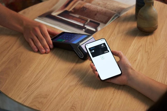 Archivo - Un cliente de CaixaBank pagando con el móvil.