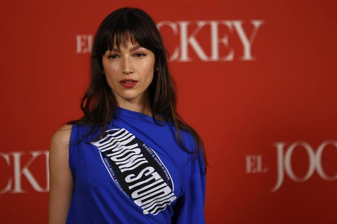 Úrsula Corberó posa en el photocall de la presentación de la película 'El Jockey' este martes en Madrid