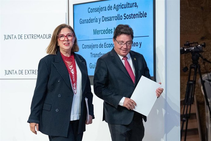 La consejera de Agricultural Ganaderá y Desarrollo Sostenible, Mercedes Morán, y el de Economía, Empleo y Transformación Digital, Guillermo Santamaría.