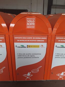 Archivo - Contenedores de recogida de aceite reciclado.  