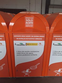 Archivo - Contenedores de recogida de aceite reciclado.  