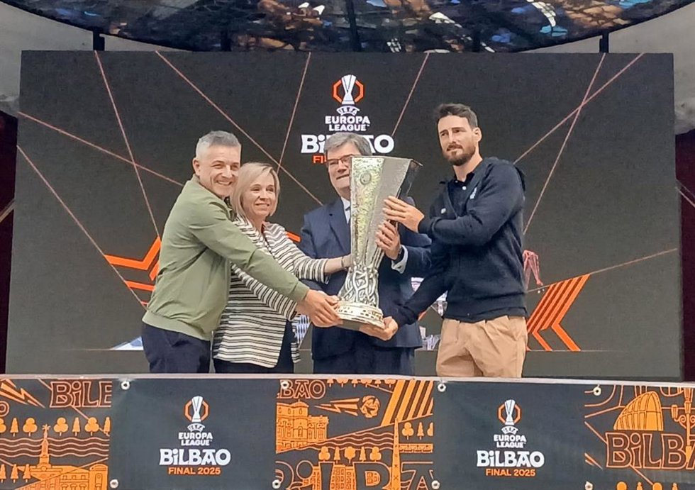 Gorka Iturriaga, Ainara Basurko, Juan Mari Aburto y Aritz Aduriz con el trofeo de la UEFA Europa League.