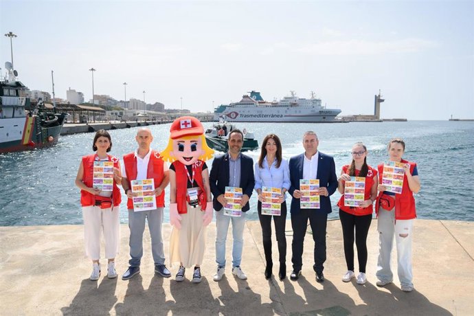 La presidenta de la APA, Rosario Soto, junto al presidente de Cruz Roja Almería, Antonio Alastrué, el coordinador provincial de la ONG, Fran Vicente, y varios voluntarios.