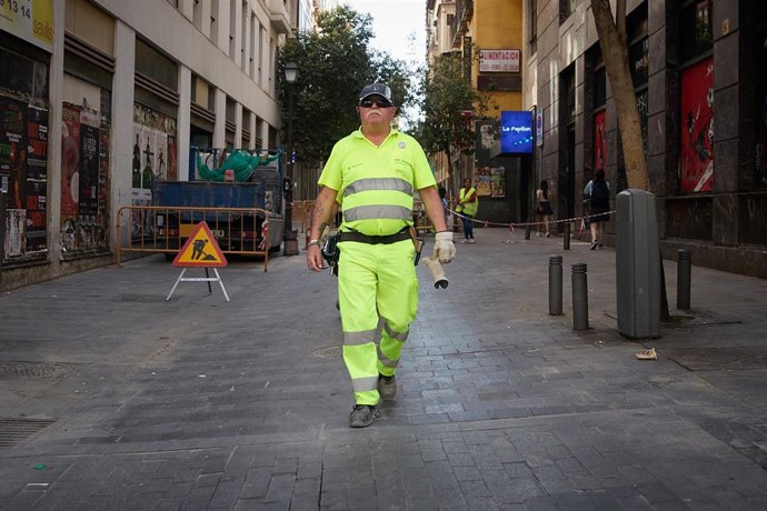 Archivo - Obreros trabajando al sol, a 18 de julio de 2024, en Madrid (España). 