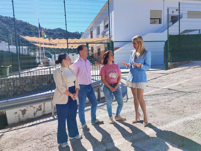La secretaria de Educación del PSOE-A y diputada provincial, Patricia Alba, junto a la concejala Ana Bermúdez en la puerta del CEIP Daidín.