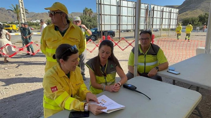 La delegada de la Junta en Almería, Aránzazu Martín, supervisa junto a técnicos y responsables el simulacro de emergencia desarrollado en Níjar (Almería).