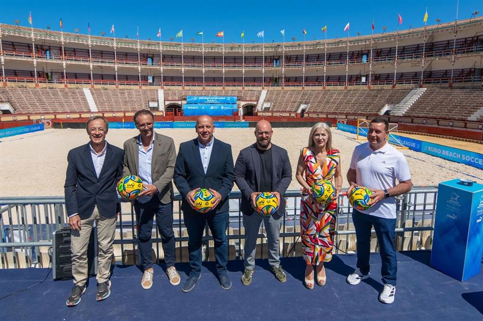 La consejera Patricia del Pozo con el alcalde de El Puerto en la presentación de la Euro Beach Soccer League.