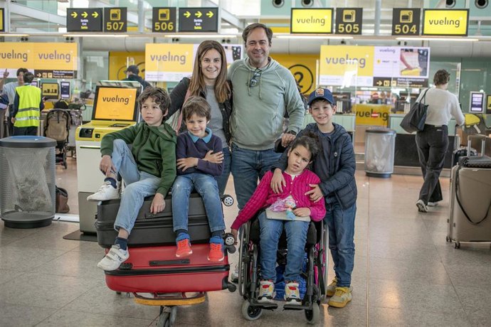 Archivo - Una familia que viaja con Vueling.