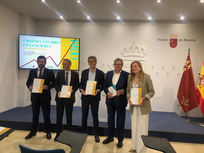 El consejero de Economía, Hacienda, Fondos Europeos y Transformación Digital, Luis Alberto Marín, presenta la octava edición del Observatorio Financiero de la Región, junto con el decano de la Facultad de Economía y Empresa de la UMU, Samuel Baixauli