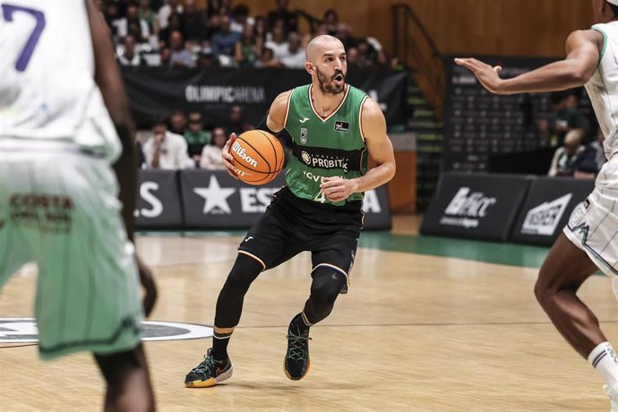 Archivo - Pau Ribas of Joventut Badalona in action during the Liga Endesa ACB, match played between Joventut Badalona and Unicaja at Palau Olimpic Badalona on November 09, 2024 in Badalona, Spain.