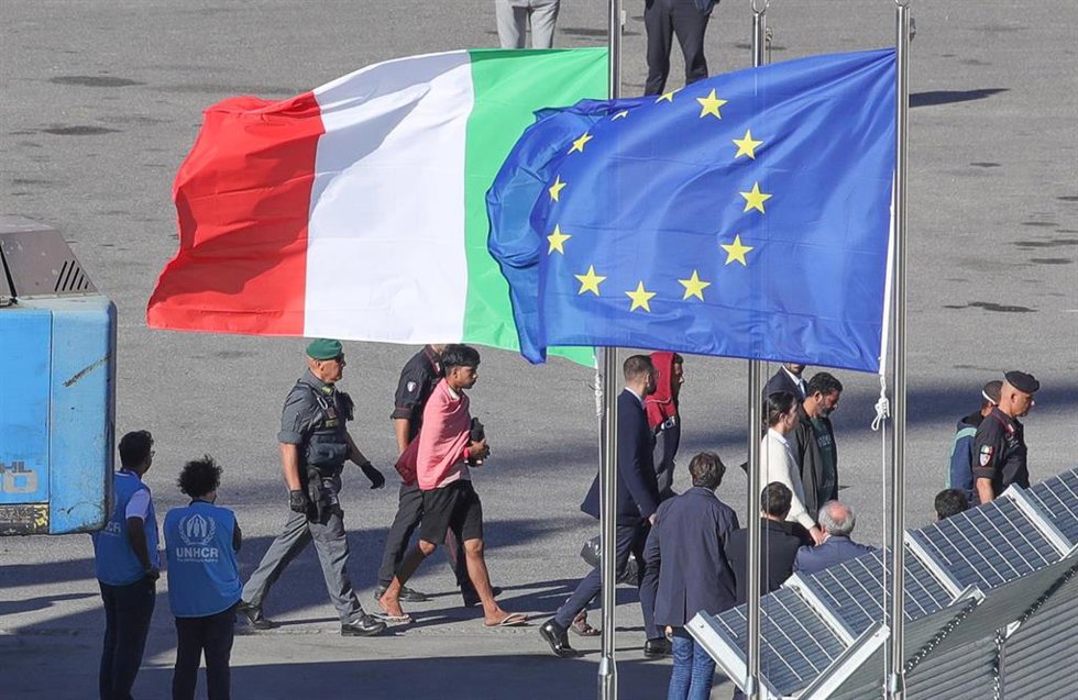 Archivo - Traslado de migrantes a Albania en un buque militar italiano