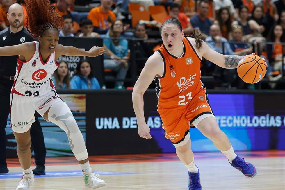 Alina Iagupova, durante un partido con el Valencia Basket.