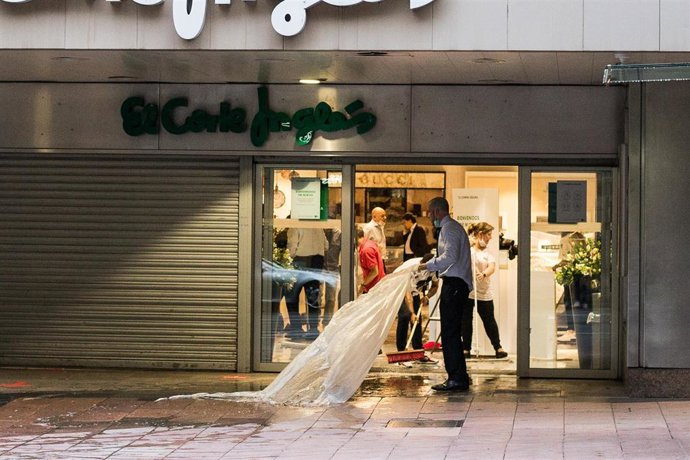 Archivo - Varios trabajadores de El Corte Inglés de la calle Goya  