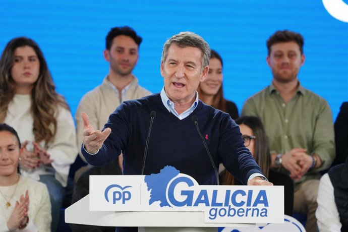 Archivo - El presidente del Partido Popular, Alberto Núñez Feijóo, interviene durante un acto del PP de Galicia. Foto de archivo.