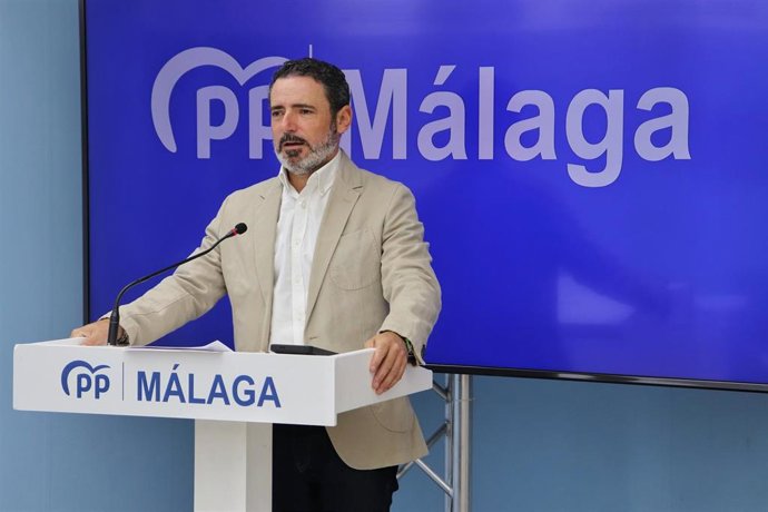 El secretario general del PP de Málaga, José Ramón Carmona, en rueda de prensa.
