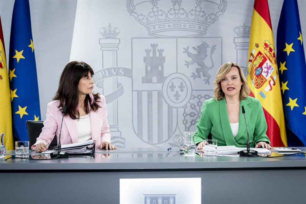 La ministra de Igualdad, Ana Redondo (i), y la ministra de Educación, FP y Deportes y portavoz del Gobierno, Pilar Alegría (d)