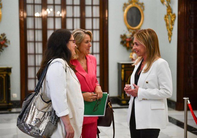 La presidenta de la Diputación de Cádiz, Almudena Martínez, con la gerente de Faisem, Silvia Maraver, y la responsable en la provincia de Cádiz, Fátima Anguita.