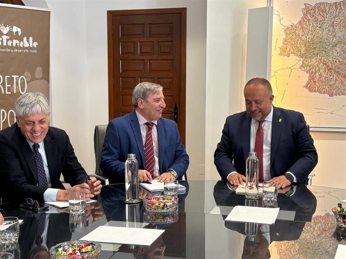 El consejero de Movilidad y Transformación Digital, José Luis Sanz Merino (centro); el presidente de la Diputación de León, Gerardo Álvarez Courel (derecha) y el delegado de la Junta en León, Eduardo Diego (izquierda), durante la reunión.