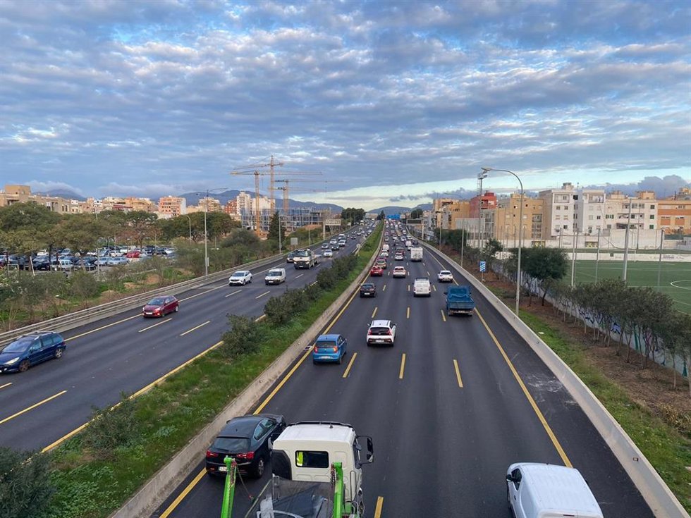 Archivo - Tráfico lento en la Vía de Cintura (Ma-20) de Palma en un día laborable.