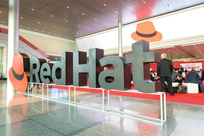 Archivo - Logo de Red Hat.