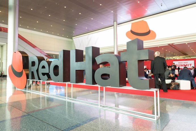 Archivo - Logo de Red Hat.