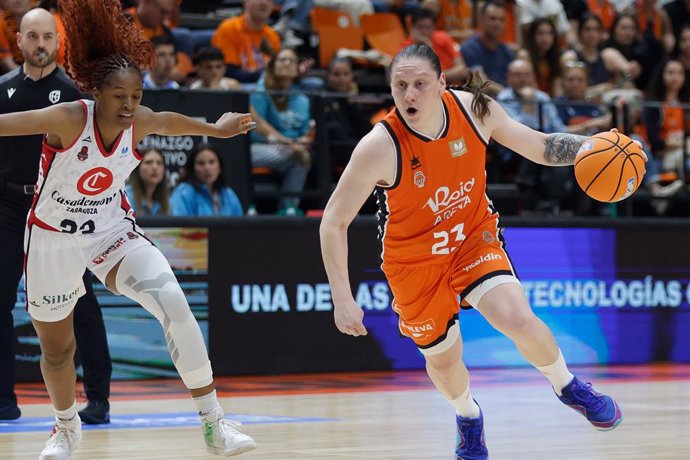 Alina Iagupova, durante un partido con el Valencia Basket.