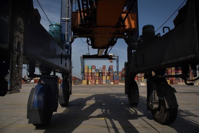 Archivo - Una máquina para transportar contenedores