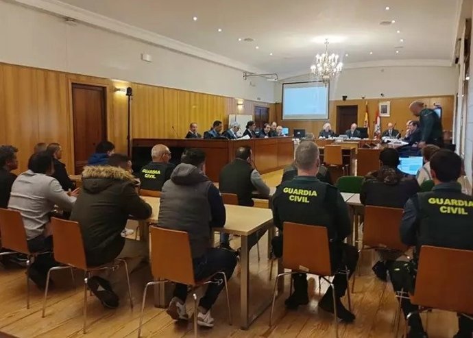 Absuelta la extrabajadora del Deutsche de la estafa bucodental y dos años para su compañero de banquillo .