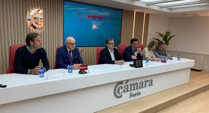 De Izda A Dcha, José María Hernando, Domingo Barca, Alberto Santamaría, Carlos Martínez, Nuria Sánchez Y Jesús De Gregorio Presentan Iniciativas Para San Esteban De Gormaz