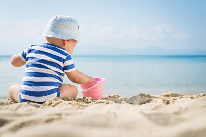Archivo - O lindo bebê brincando na praia