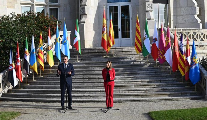 Archivo - Imagen de archivo.- El presidente del Gobierno, Pedro Sánchez, y la presidenta del Gobierno de Cantabria, María José Sáenz de Buruaga, durante la XXVII Conferencia de Presidentes, en el Palacio de la Magdalena, a 13 de diciembre de 2024.