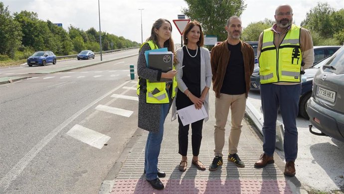 El alcalde y la concejala de Comercio y Hostelería, Movilidad y Transporte Público, Patricia Antuña, junto a técnicos municipales.