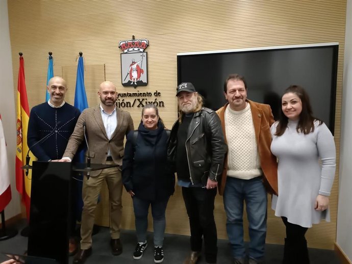 Archivo - El concejal de Festejos en Gijón, Jesús Martínez Salvador, y el presidente de Divertia, Óliver Suárez, junto a representantes de la asociación Unidos por la Cultura (Archivo).