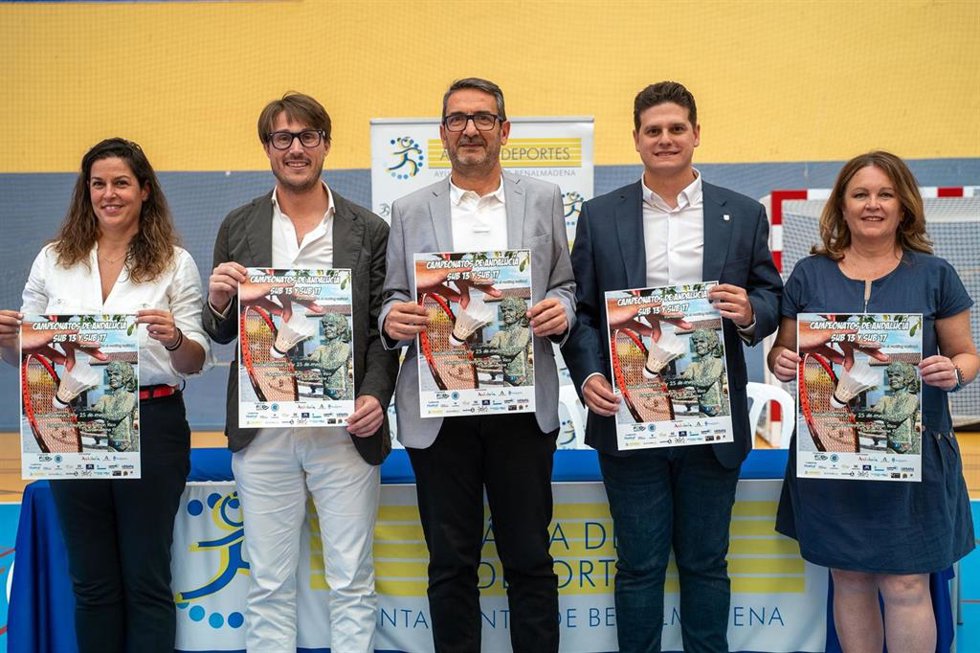 Archivo - El delegado de Deporte de la Junta, Carlos García; el edil de Deportes, Alejandro Carretero, el director de Deportes de Diputación, Javier Díaz, la presidenta del C.D. Bádminton Benalmádena y la vocal de la federación andaluza de este deporte.