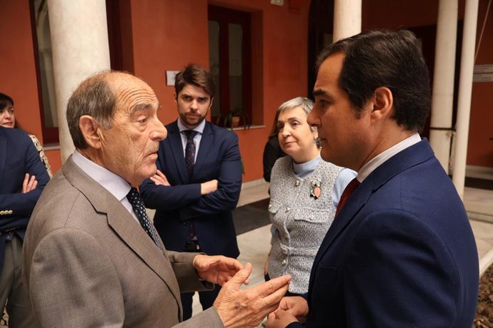 El presidente de la Asociación Andaluza de Víctimas del Terrorismo (AAVT), Joaquín Vidal (i), y el consejero de Justicia, José Antonio Nieto (d), durante este martes.