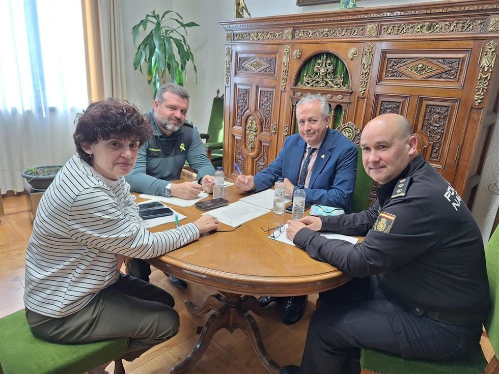 Reunión la Subdelegación del Gobierno en Huesca, la Policía Nacional y la Guardia Civil.