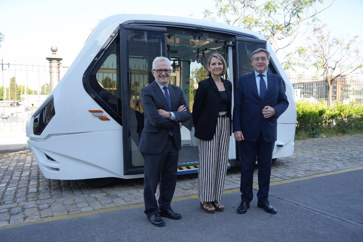 El Puerto de Sevilla muestra un vehículo autónomo sostenible que pueden probar los ciudadanos hasta final de mes