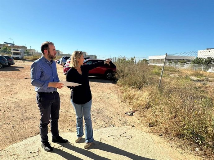 La alcaldesa,Ana Isabel Jiménez, acompañada del delegado de Hábitat Urbano, David Delegado, ha visitado la zona de actuación municipal.