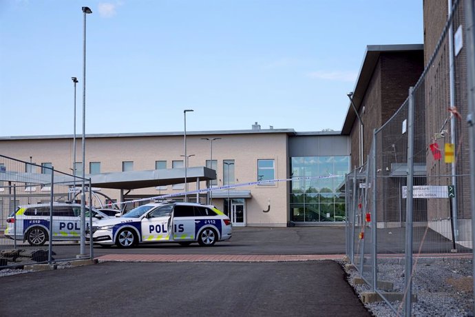 20 May 2025, Finland, Pirkkala: Police cars park at Vahajarvi school in Pirkkala, where three people have been injured in a stabbing attack. Photo: Mika Kylmäniemi / Apollo Photo/Lehtikuva/dpa