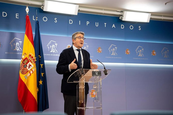 O porta-voz do PSOE no Congresso dos Deputados, Patxi López, durante uma coletiva de imprensa após a Reunião de Porta-vozes, em 13 de maio de 2025, em Madri (Espanha).