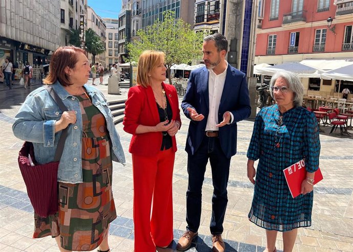 El portavoz municipal socialista, Daniel Pérez, junto a la viceportavoz socialista, Begoña Medina, y las ediles María del Carmen Sánchez y Carmen Martín