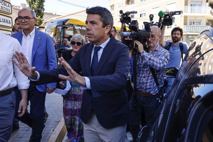 El president de la Generalitat Valenciana, Carlos Mazón, ix d'un Metrobús CV103