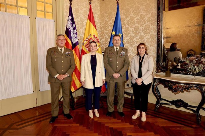 La presidenta del Govern, Marga Prohens, se reúne con el jefe de Estado Mayor del Ejército de Tierra, Amador Enseñat y Berea, en el Parlament.