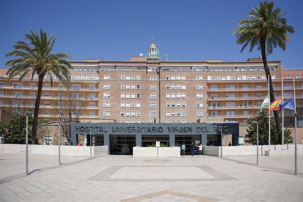 Fachada del Hospital VIrgen del Rocío durante el apagón eléctrico. A 29 de abril de 2025, en Sevilla (Andalucía, España).