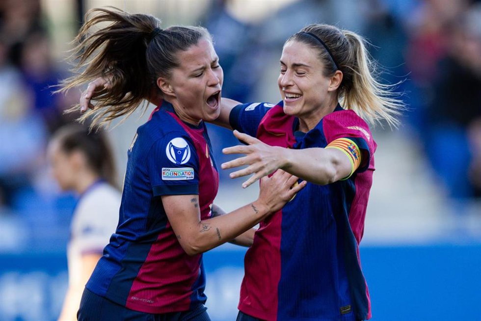 Claudia Pina celebra con Alexia Putellas uno de sus goles en el triunfo del Bara Femení ante el Chelsea (4-1) en la ida de las semifinales de la Liga de Campeones Femenina, en el Estadi Johan Cruyff